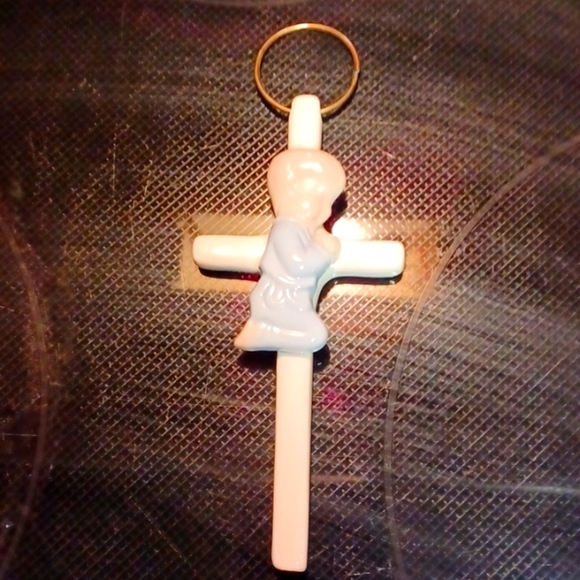 Ceramic Cross /W Blue Praying Boy On A Hook Hangs Above Childs Bed - Picture 7 of 7